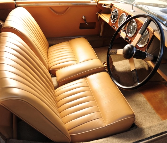 Interni originali di un’auto d’epoca, con volante e plancia coerenti con l’epoca di produzione