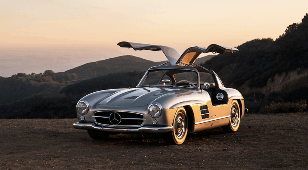 Mercedes-Benz 300 SL degli anni ’50 con porte ad ali di gabbiano, icona dell’ingegneria automobilistica europea