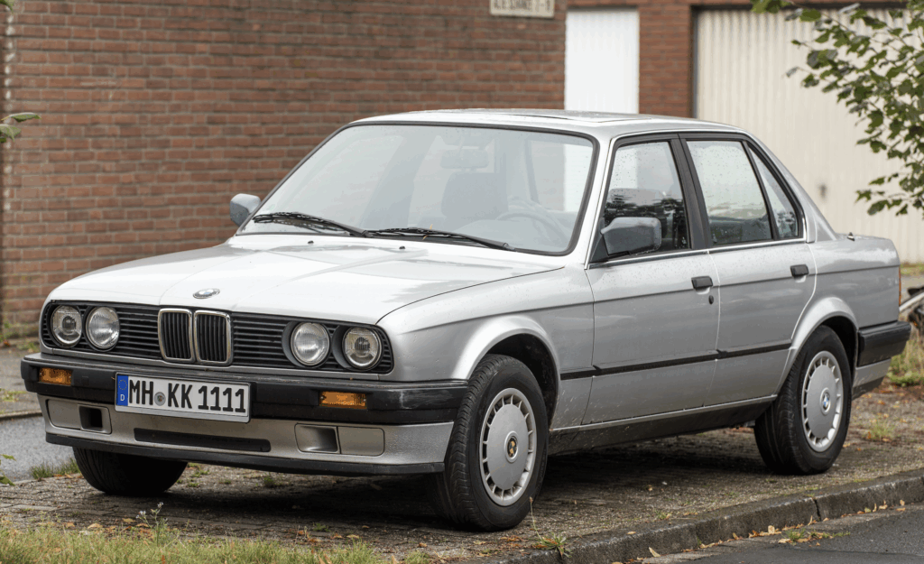 BMW Serie 3 E30, berlina sportiva che ha definito un nuovo standard negli anni Ottanta