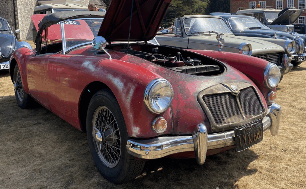 Interni originali di un’auto d’epoca, con volante e plancia vissuti dal tempo