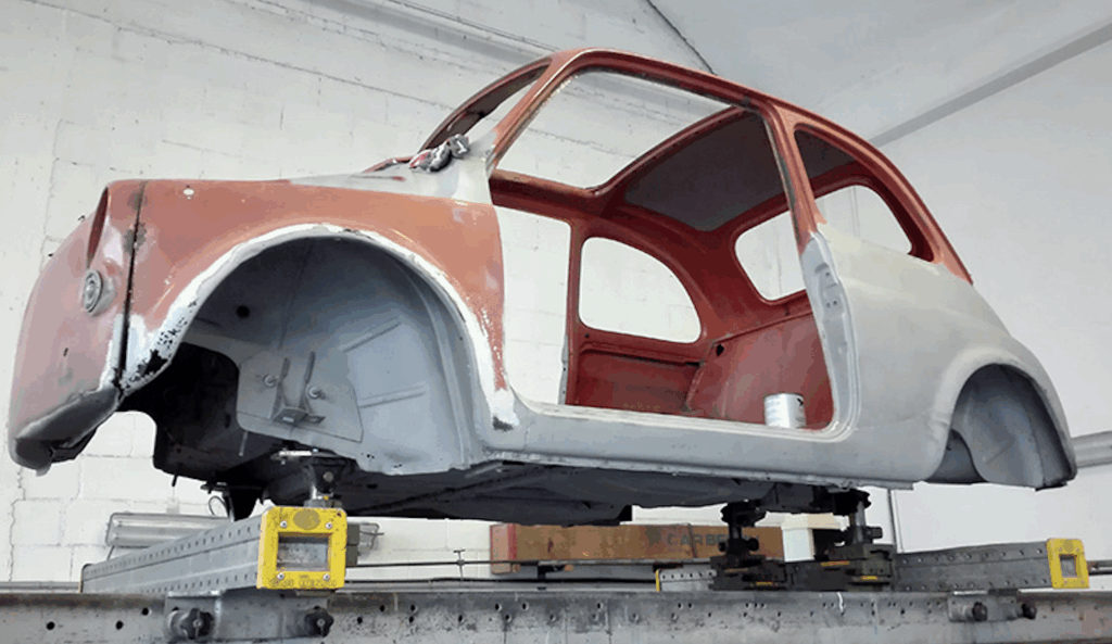 Dettaglio di un’auto storica con patina originale, segni autentici del tempo sui materiali