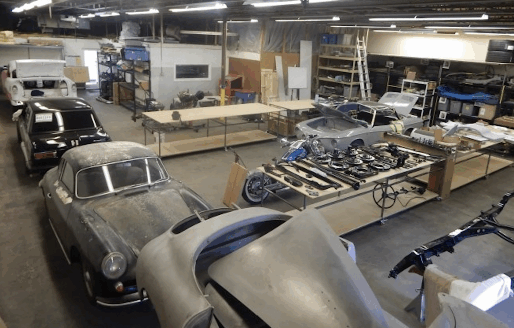 Strumenti analogici e bulloneria originale di un’auto d’epoca, dettagli della sua storia meccanica