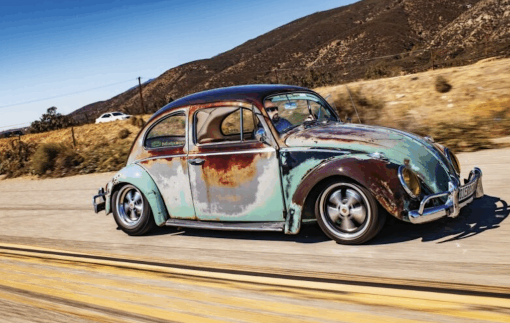 Dettaglio di vernice con patina su un’auto storica, segno autentico del passare del tempo